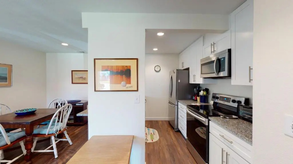 AH-F120 Newly Remodeled Bottom Floor Condo, Shared PoolHot Tub, Near Marina & Ferry