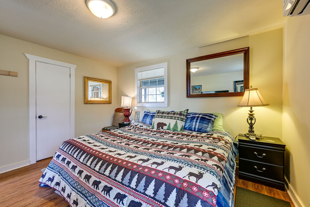 Ski & hike/Shared Hot tub: Cozy Whittier Retreat