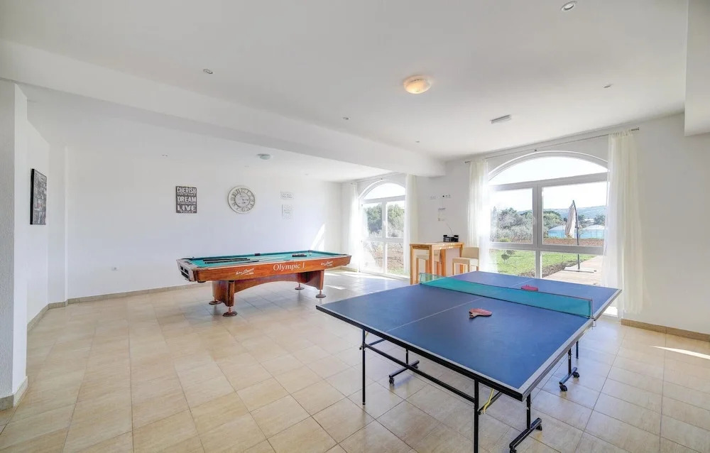 Amazing Home in Divulje With Wifi and 8 Bedrooms