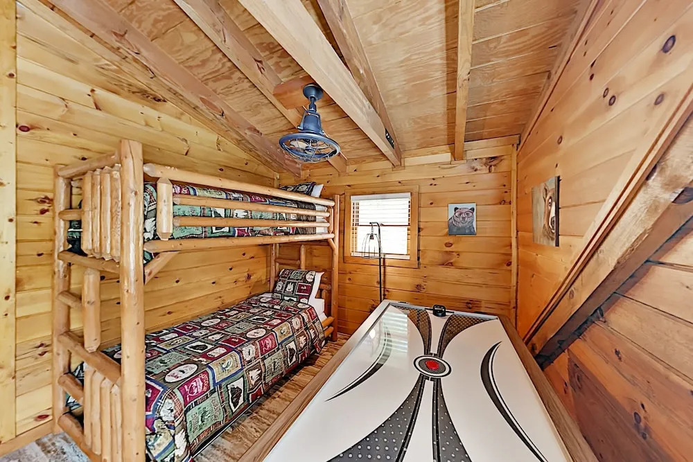 Secluded Creekside W/ Private Hot Tub 4 Bedroom Cabin