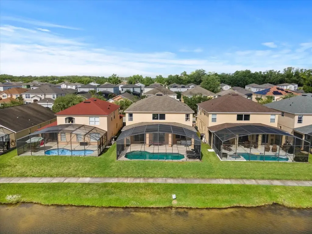 6 Bedrooms 45 Bathrooms Seasons 1270 Sb