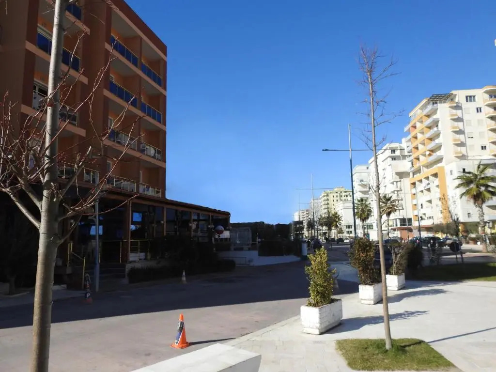 Hotel 3 Vellezerit