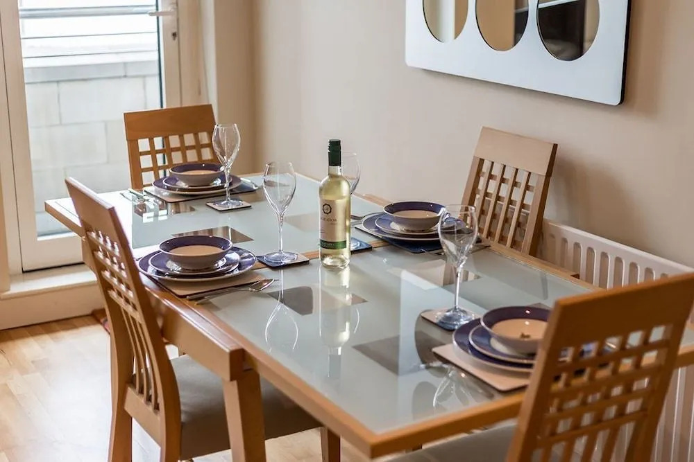 Crows Nest - On Poole Quay, Parking and Wi-Fi included