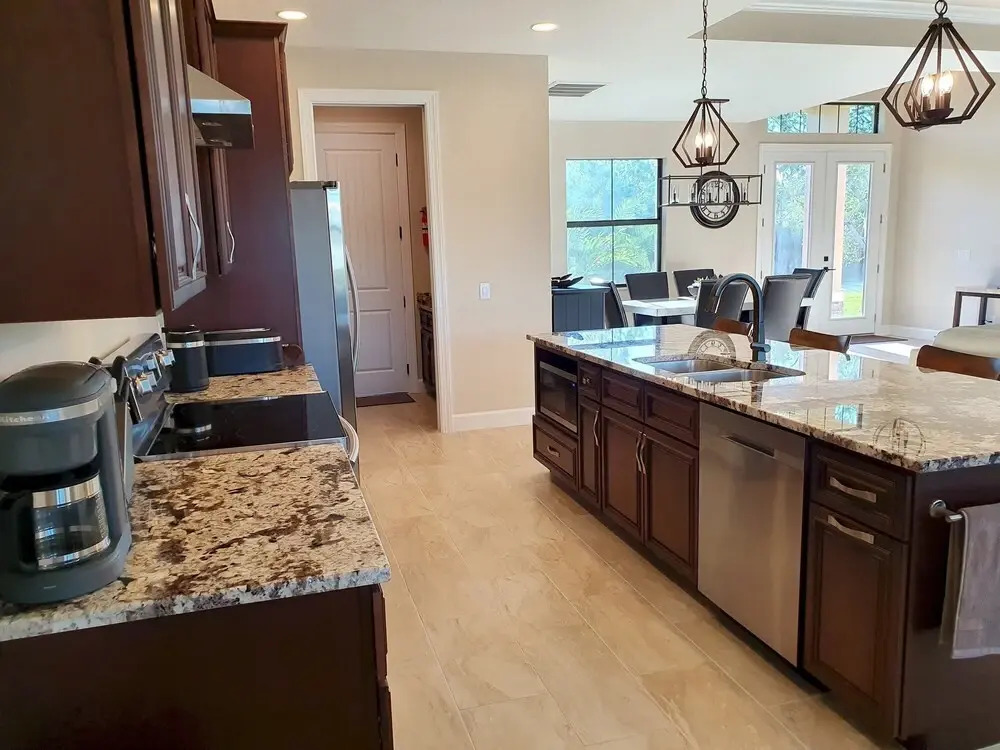Stunning Brand NEW 3 bed Home Fabulous Pool Overlooking River