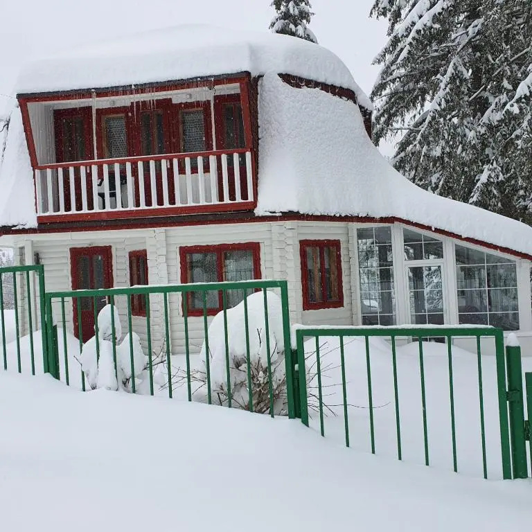 VillaRonda numai în intregime, max 5 persoane, min 4 zile, 130 mp bine incalziti, 3 dormitoare, sufragerie, bucatarie, veranda, terasa, curte cu parcare si grătar, ideala pentru lucru la distanta, insorita, discreta, zona linistita, usor accesibila