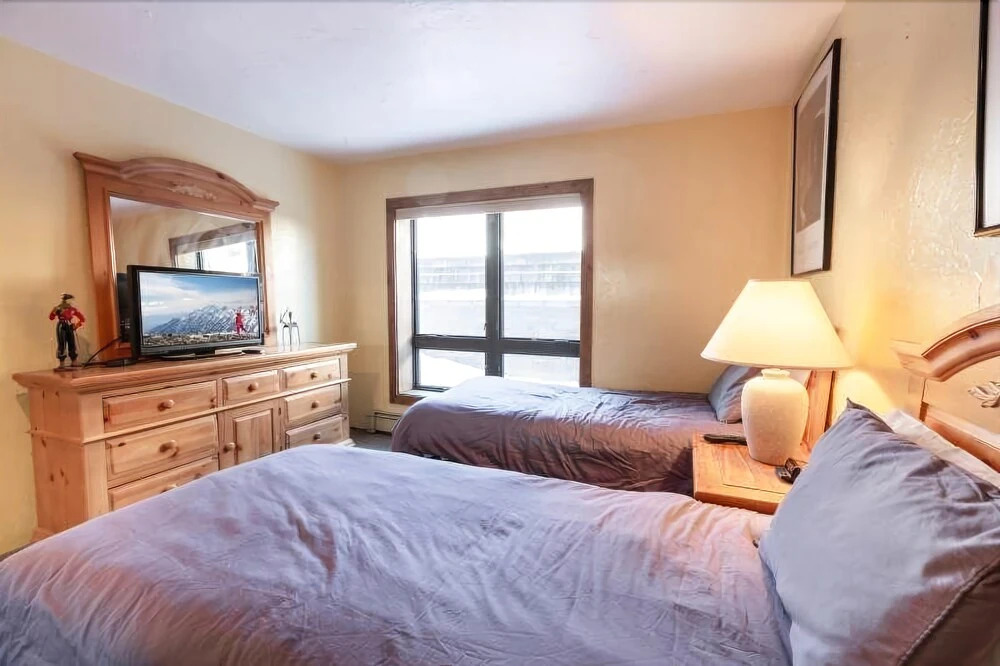Sizeable Condo Free WiFi & Uncovered Parking by RedAwning