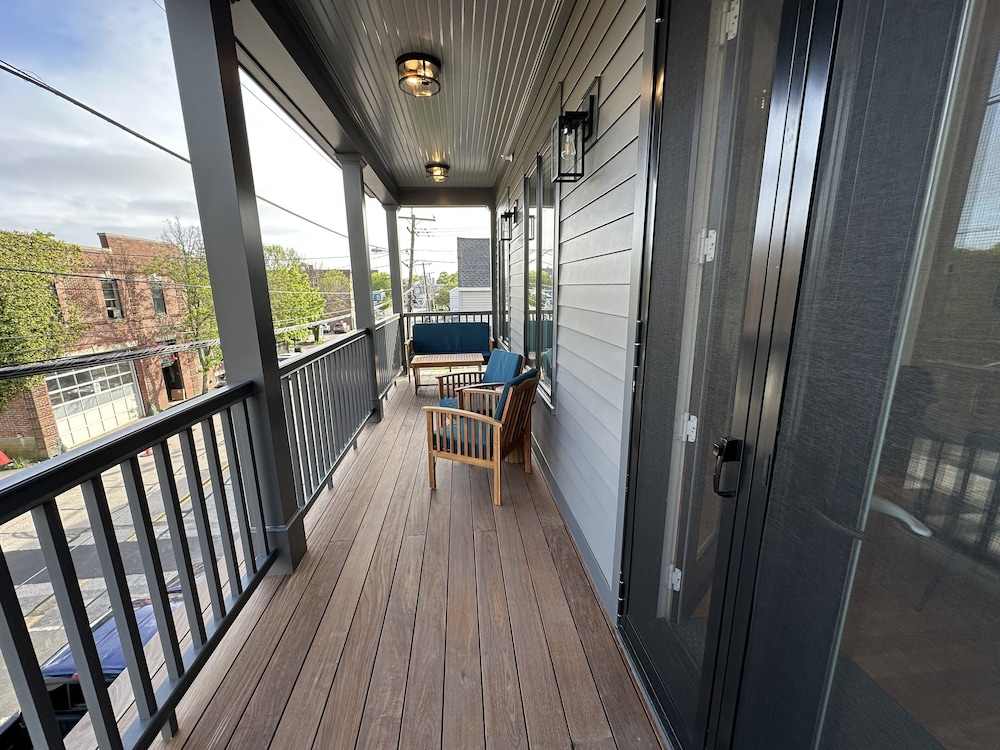 Brand New Construction! 2bed/1bath W/private Deck - Unit 2 2 Bedroom Apts