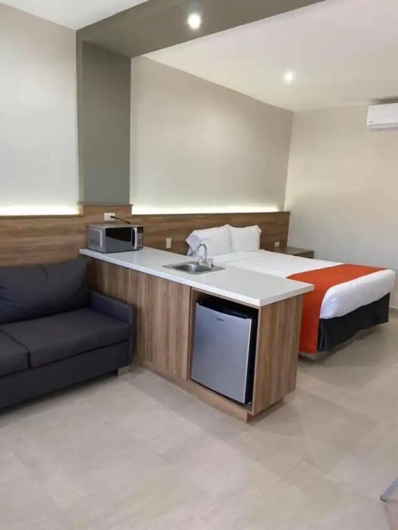 HOTEL LOS ROBLES