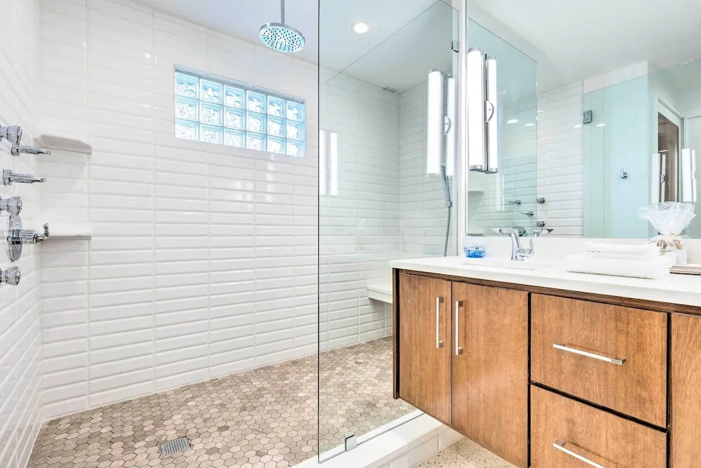Mid-century Dream Home < Half-mile to Beach!
