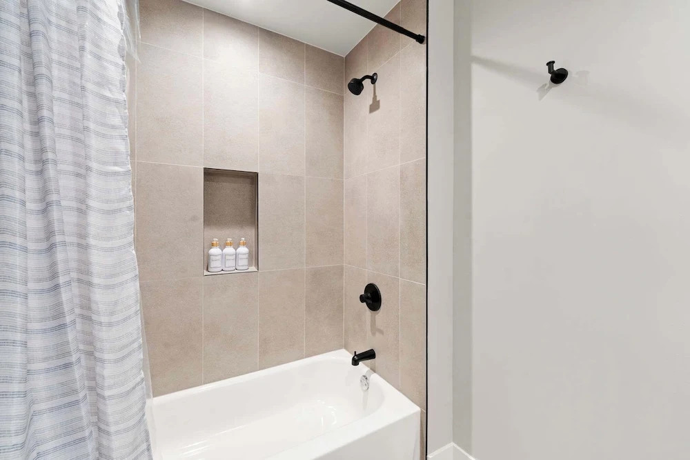 Steps from the Lake Edgewater Modern 2BD 2BA