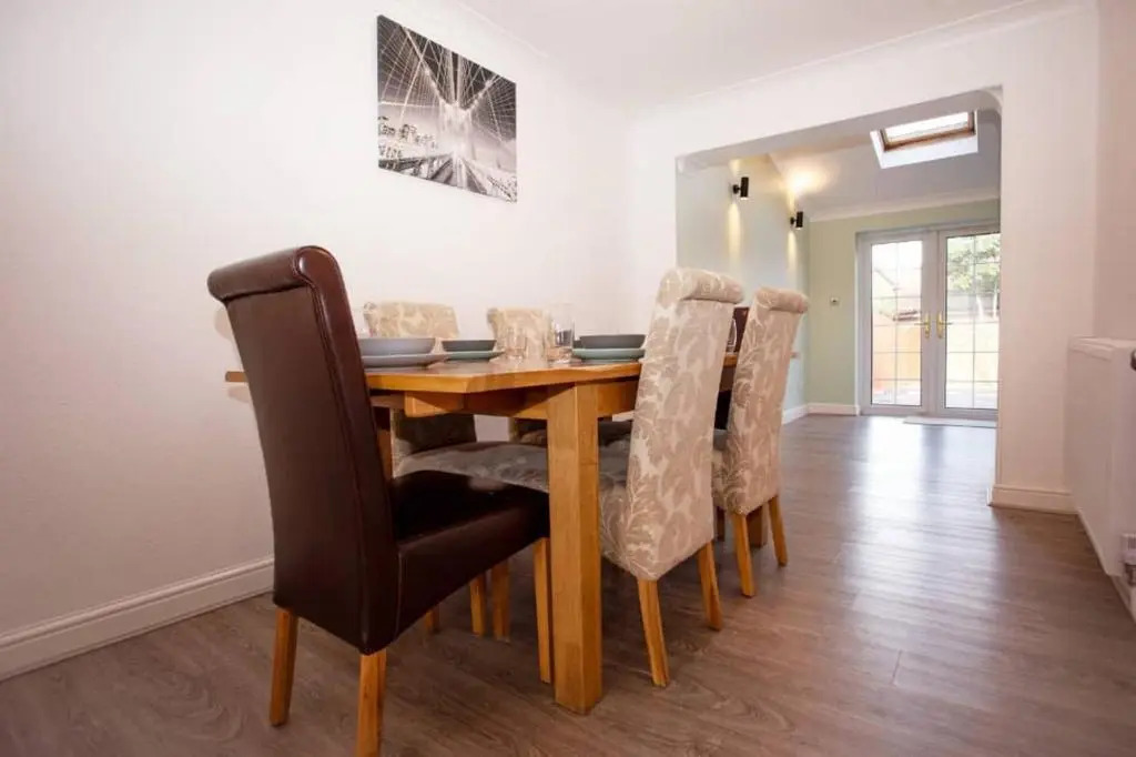 Cozy 3-bedroom Home in Luton