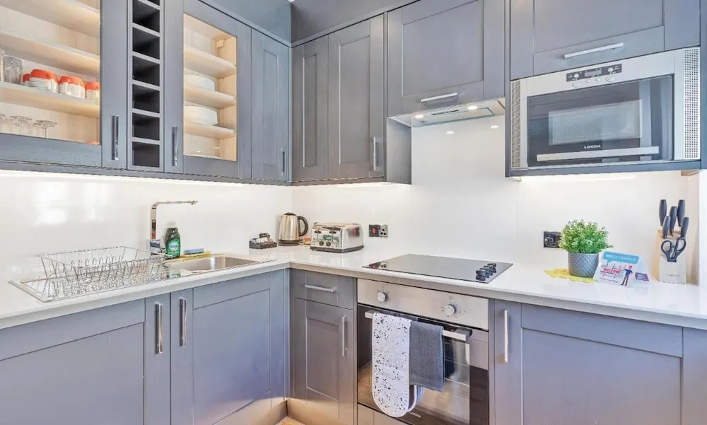 City Heights One Bedroom Modern apt 100 Metres From Seafront