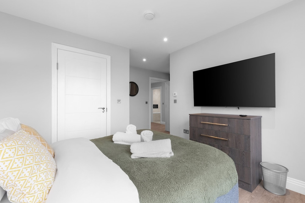 The Isleworth 2BR 2BA with Gated Parking & Balcony
