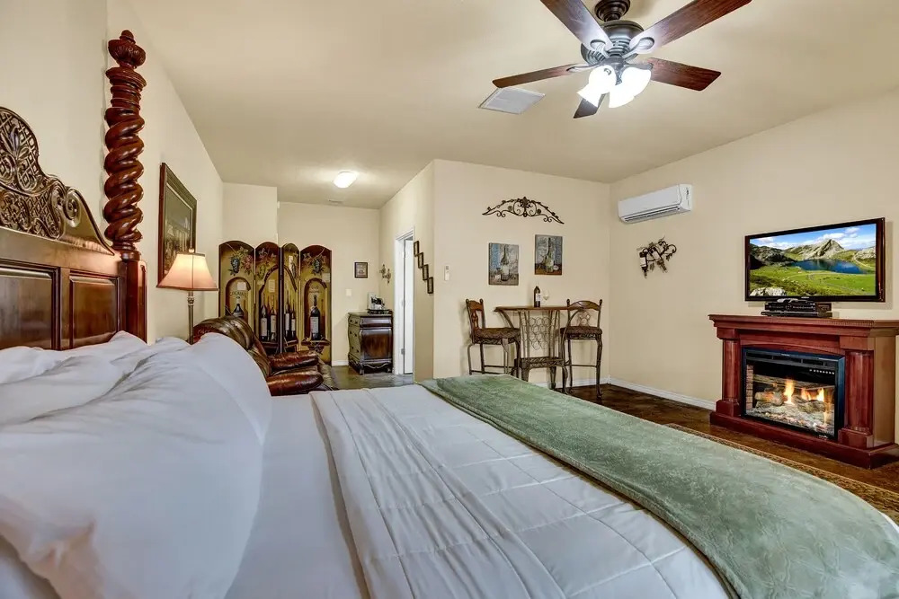 Romantic Oasis W/hot Tub Near Fred and Wineries!