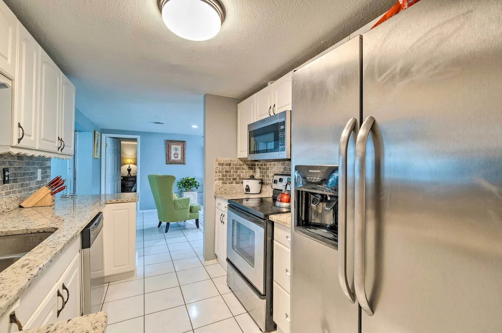 Peaceful Venice Villa w/ Patio - 2 Miles to Beach