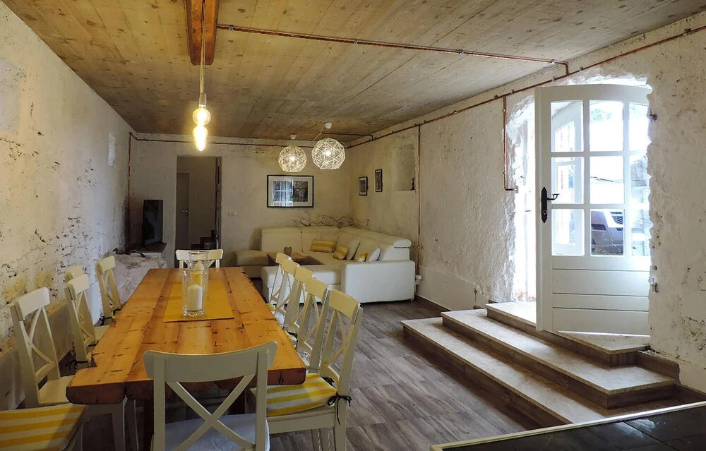 6 Bedroom Pet Friendly Home In Labin
