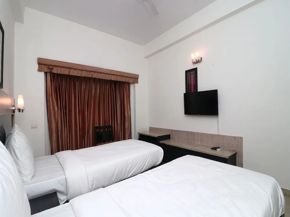 OYO 20016 SilverKey Huda City Centre