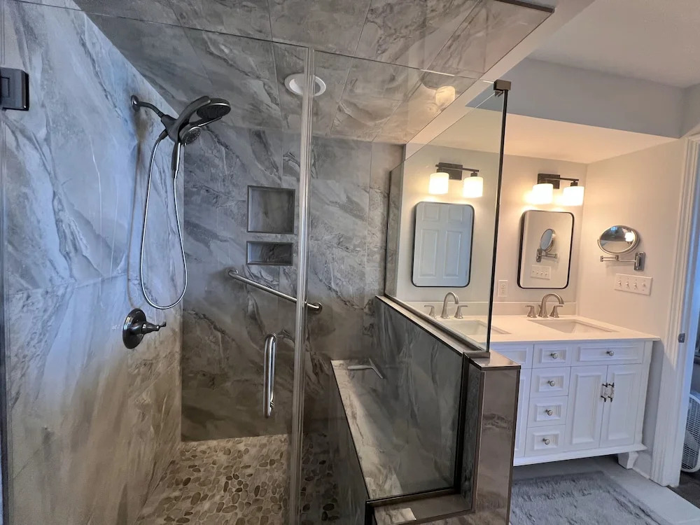 Sunrise Pointe 11f 3 Bedroom Condo by RedAwning