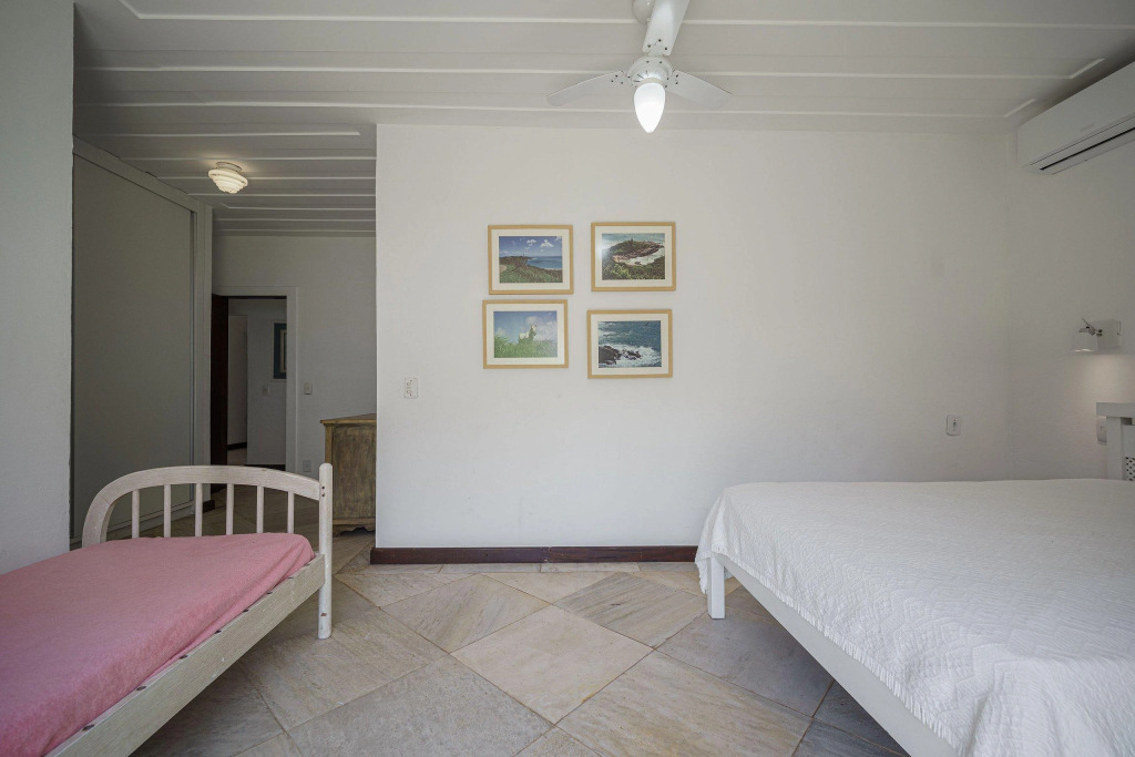 Mansão Pé na Areia da Praia da Ferradura, composta por Cinco Suítes