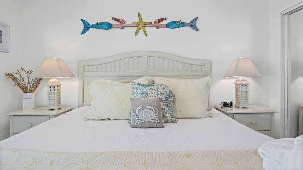 12th-floor Gulf Views w/ Private Beach + Free Tickets: Dolphin Cruise & More