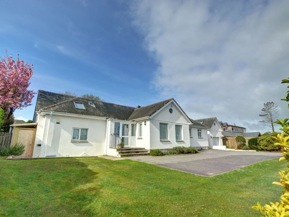 Luxurious,detached Holiday Home With Three Bathrooms and Parking