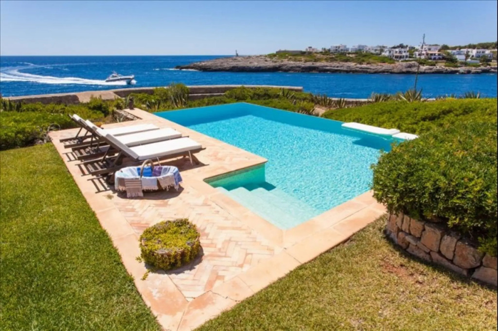 Villa Can Pirata . Seafront Villa For 10 People