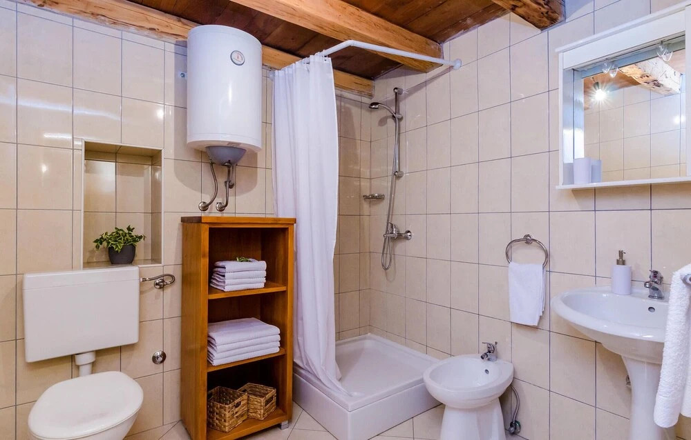 Amazing Home in Brotnice with WiFi, 3 Bedrooms & Hot Tub