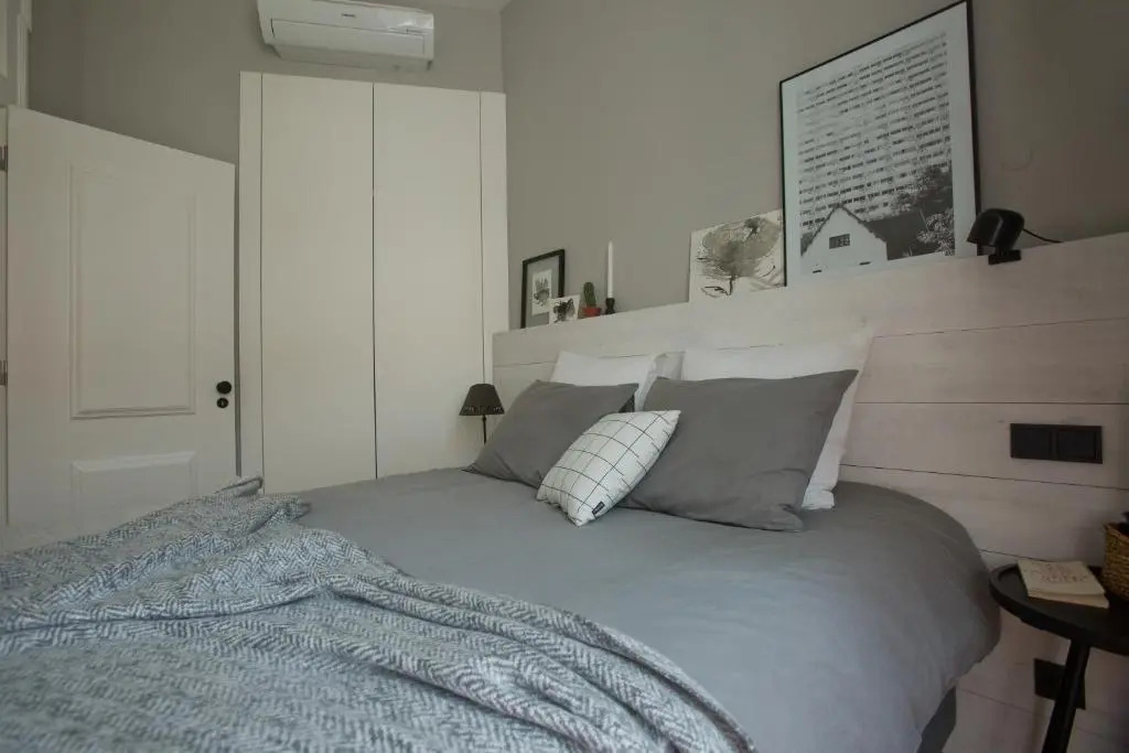 Update Urban Chic Flat in 19th Century Building 2 Bedrooms & 2 Bathrooms & AC Central Alfama District
