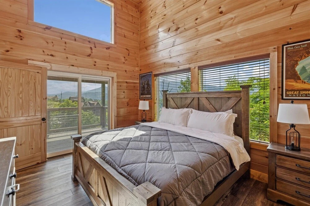 Grizzlies Den 4 Bedroom Cabin by RedAwning