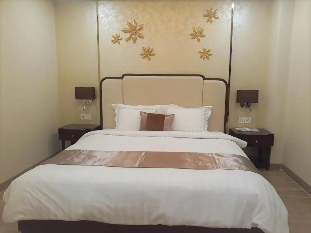 Golden Tree Hotel & Apartment