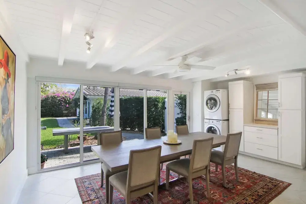 La Casa Blanca Minutes From the Beach!