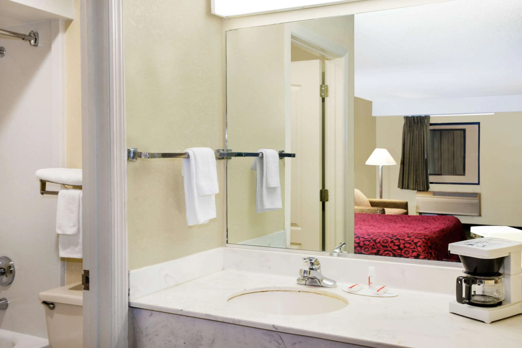 Days Inn & Suites by Wyndham Columbia Airport