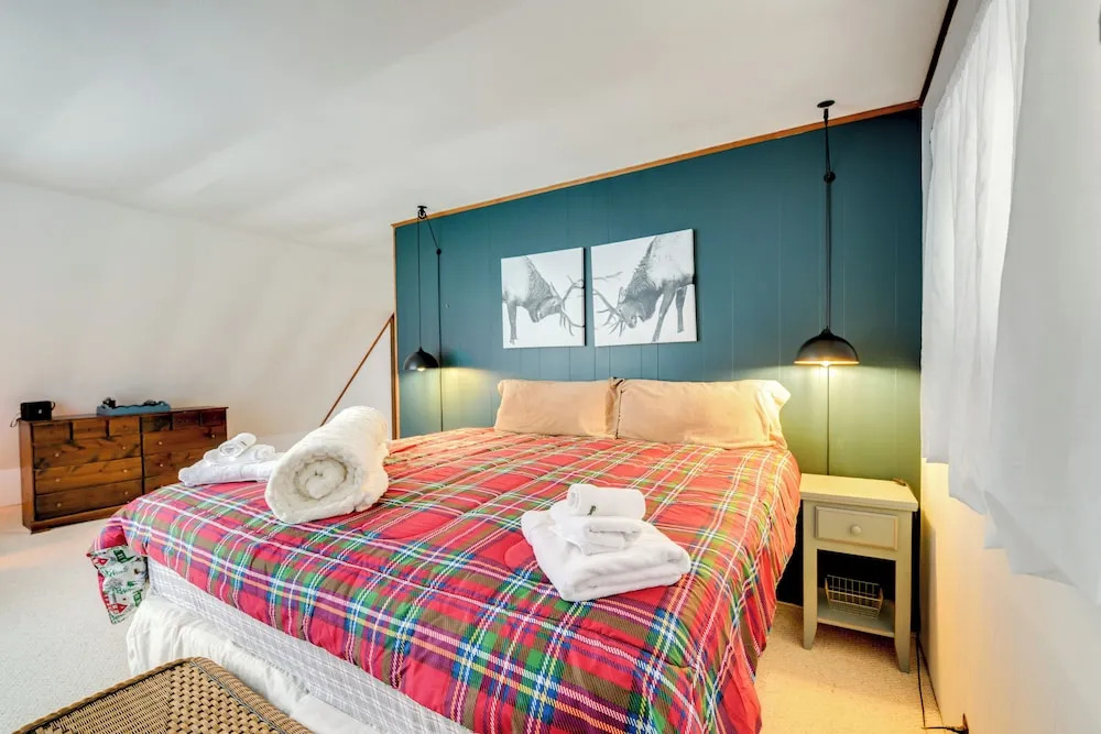 Pet-friendly Home w/ Deck: 4 Mi to Jay Peak Resort