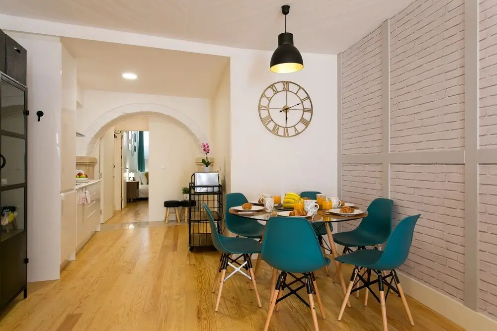 ALTIDO Modern Apt for 5 w/ workspace&private entrance, moments from Lisbon Cathedral