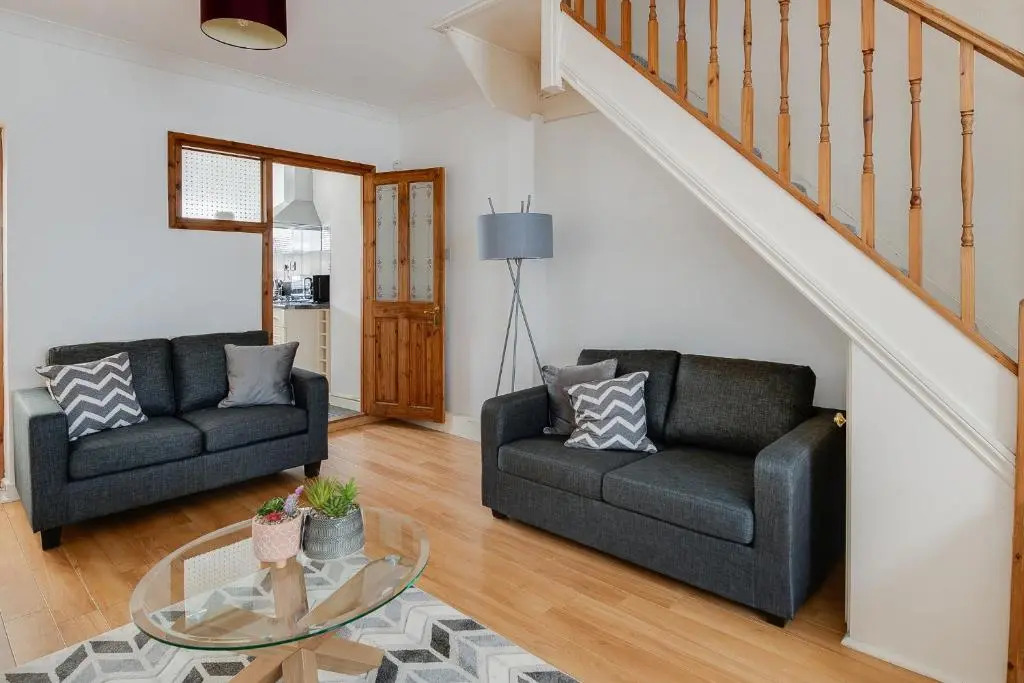 Cosy Contractor & Family House with Free Parking by ComfyWorkers