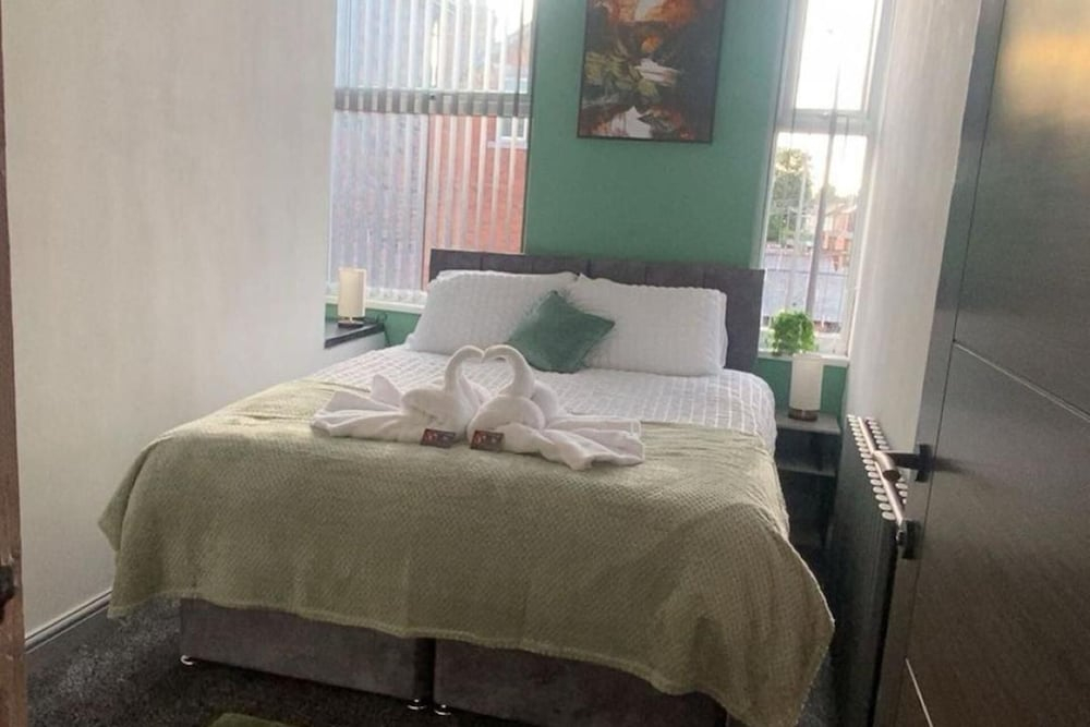 2 Bed Flat - Sleeps 5 - Parking - Wifi