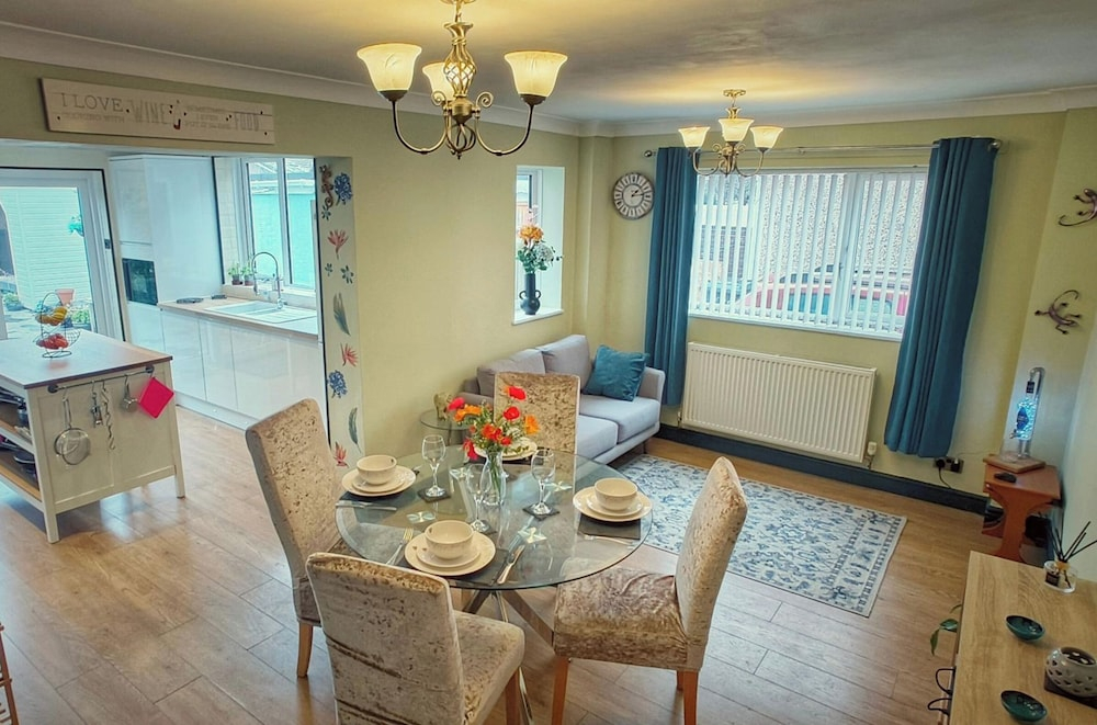 Near Beach - Garden - Pets - Parking - Sleeps 4