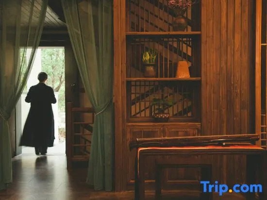 Wuyuan Fangzi Tea Homestay (Wuyuan High-speed Railway Station Xiangao Ancient City Branch)