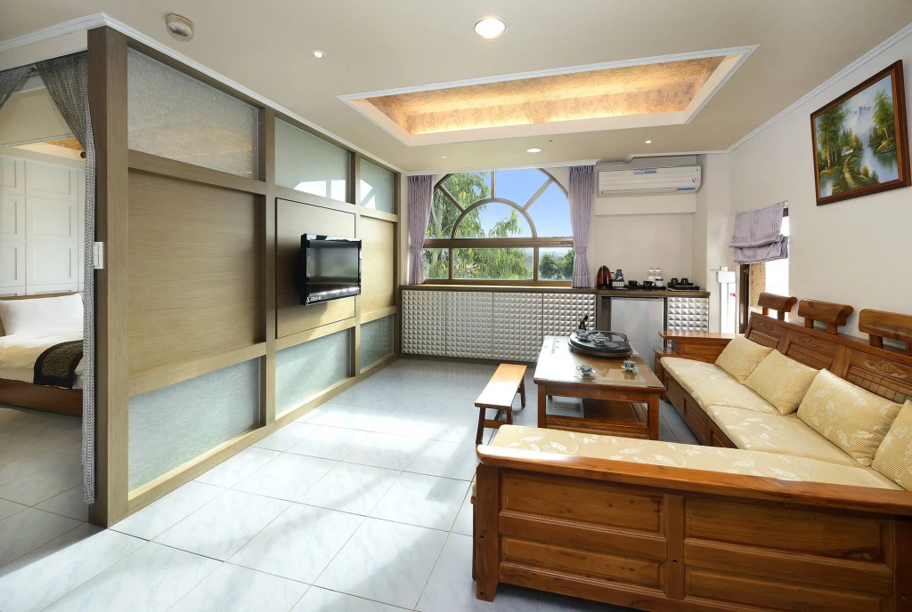 Jinsa Lakeside View Resort