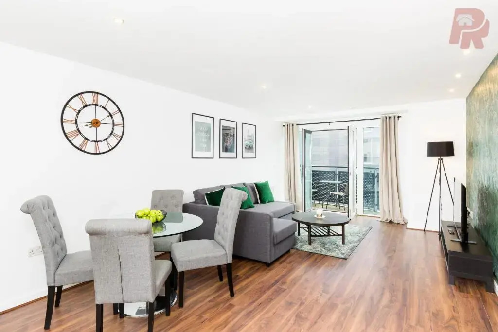 Central Massplaza 2 Bedroom Apartment - Parking & Balcony - Air Conditioned