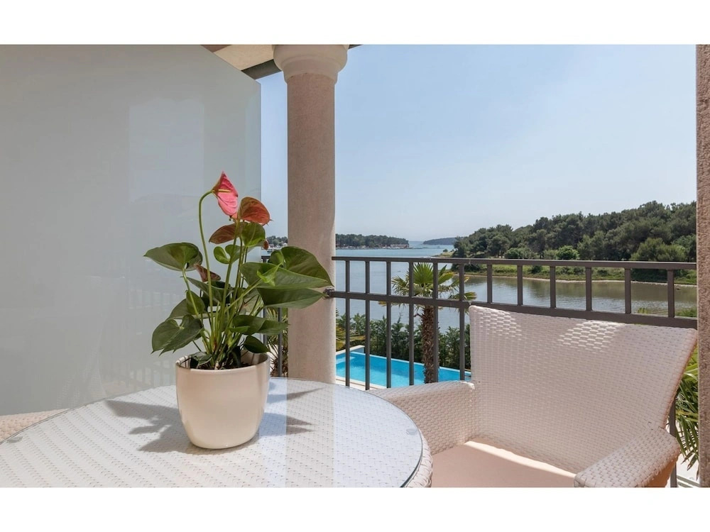 Modern Apartment With Balcony, sea and Pool View for a Couple in Medulin