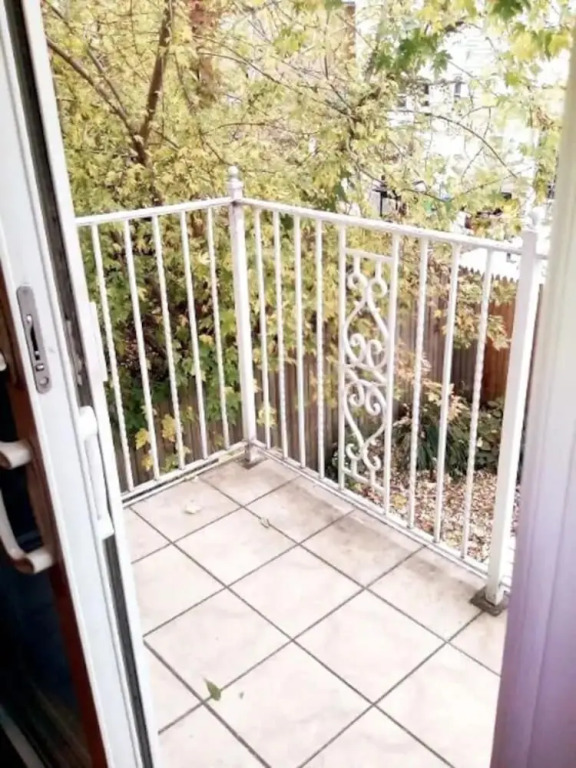 Charming 3br Apt, Only 20 Minutes To Time Square! 3 Bedroom Apts