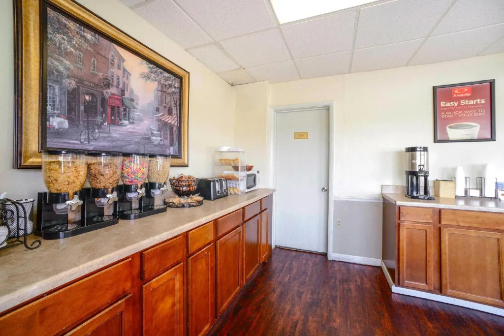 Econo Lodge Inn & Suites