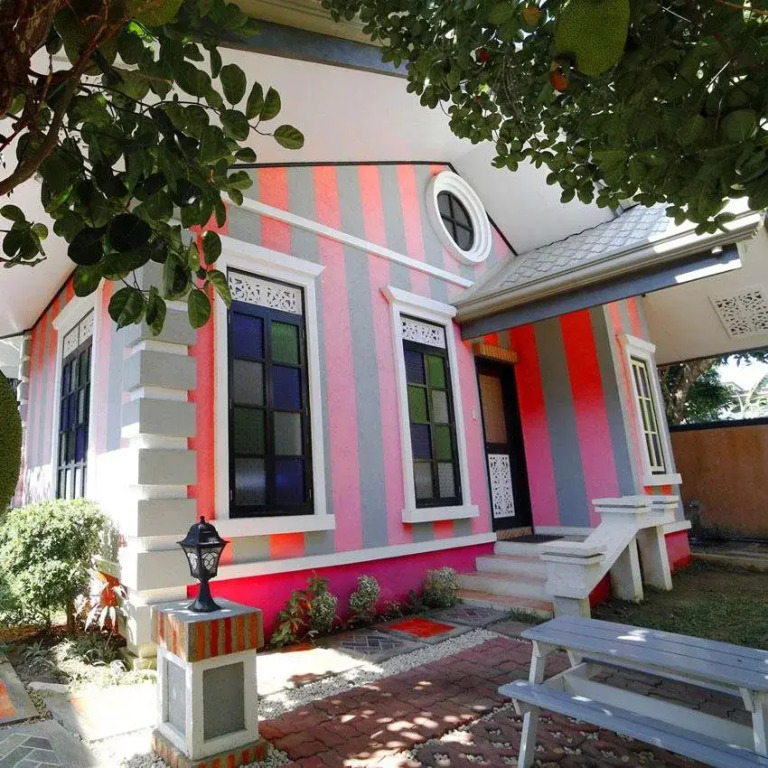 Purple Fountain Inn & Hostel
