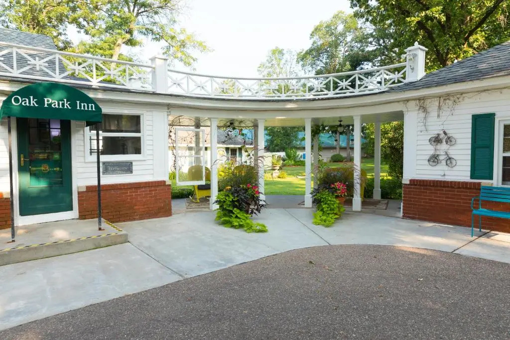 Oak Park Inn