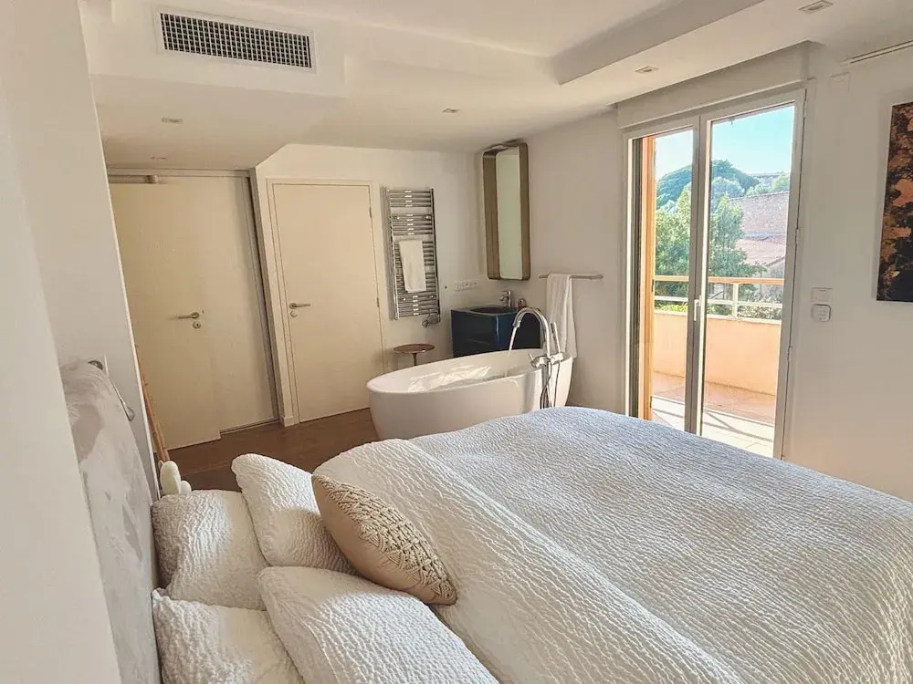 3 Bed Penthouse With Terrace Close to Beach- 2200