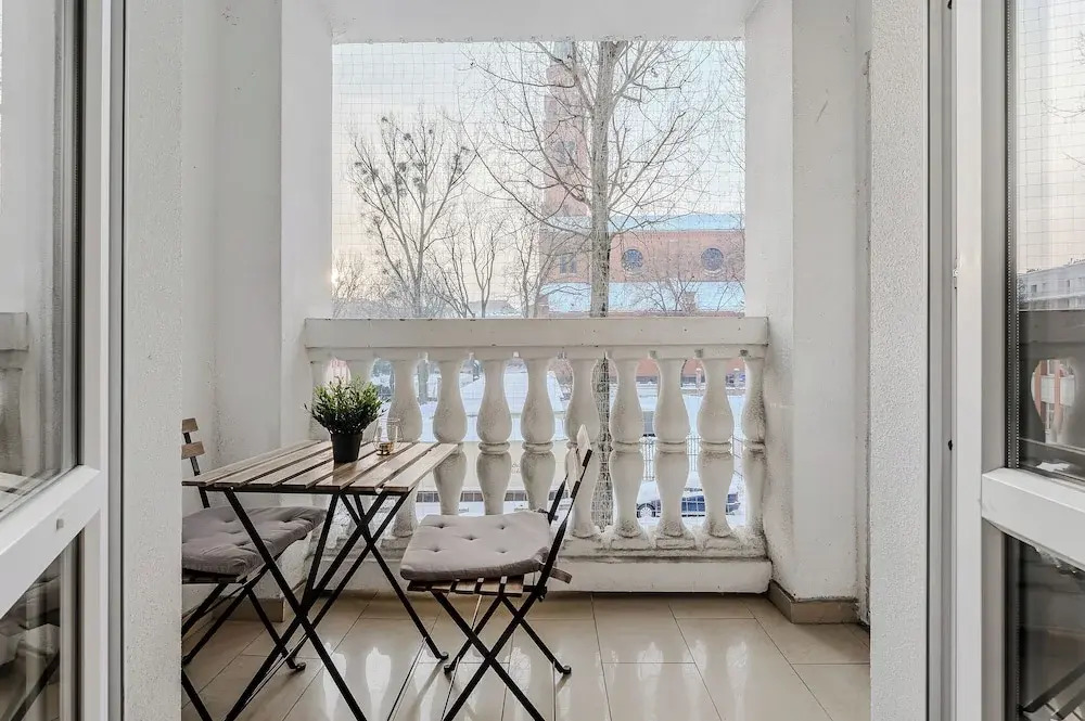 Lumina airy apartment with balcony