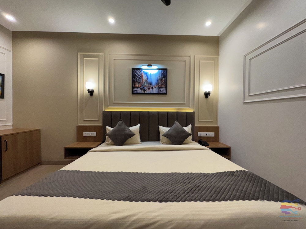 Vaidik Palace - 800 mtr from Prem Mandir