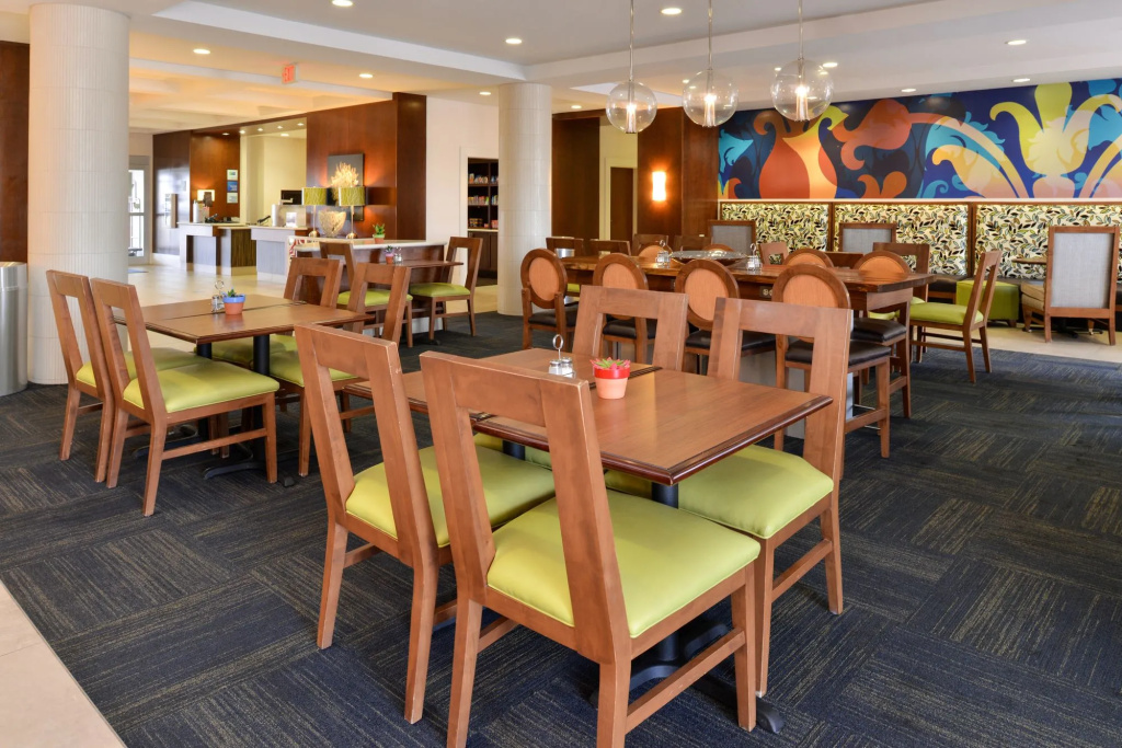 Holiday Inn Express & Suites Terre Haute by IHG