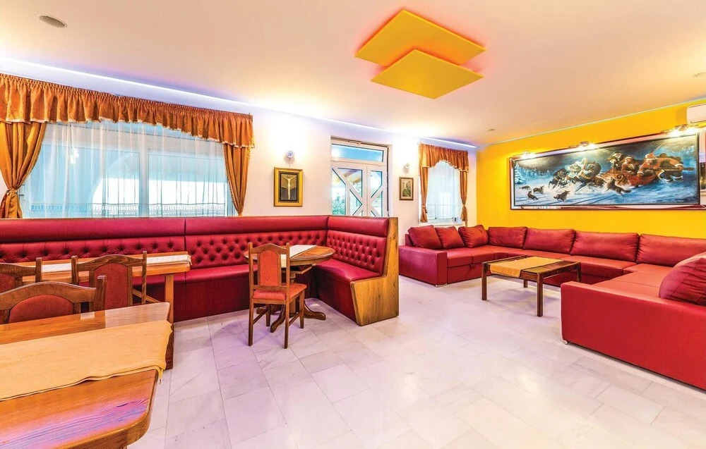 Amazing Home In Okrug Gornji